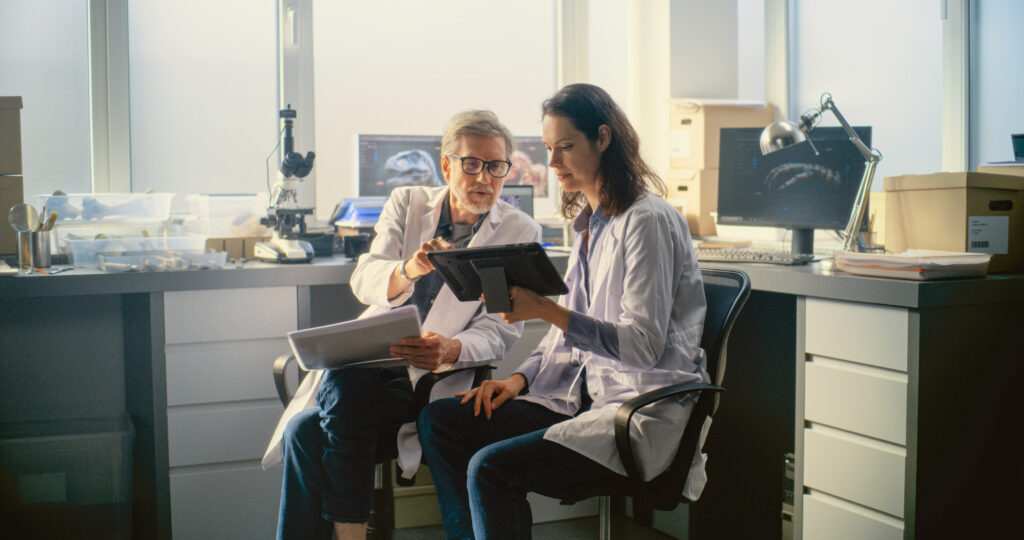 Das Bild zeigt Fachkräfte bei der Forschung zur Suizidalität.