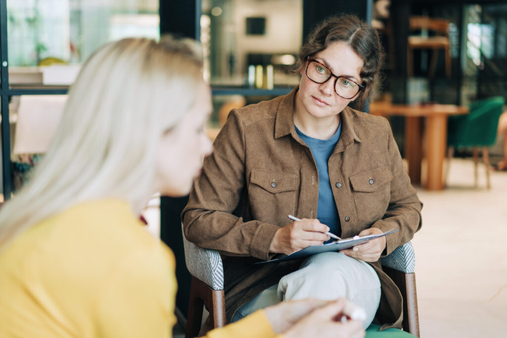 Das Bild zeigt psychologische Fachkraft bei ihrer Arbeit.