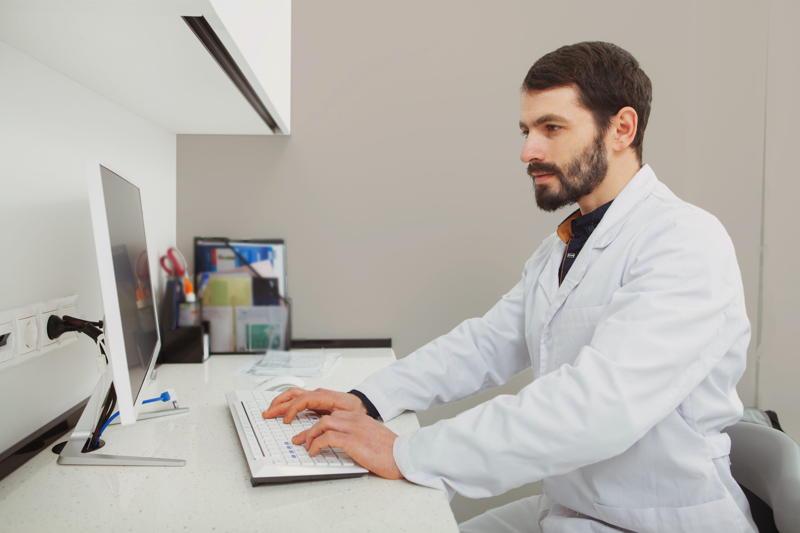 Mehr Forschung, bessere Präventionsarbeit. Das Bild stellt eine forschende Person dar.