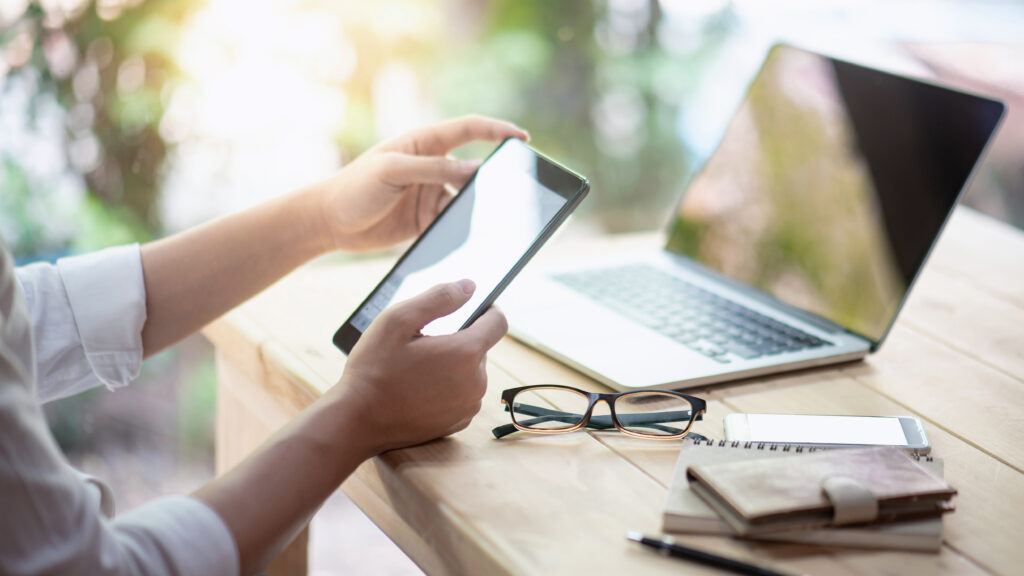 Das Bild stellt die Zeitschrift im Wandel der Digitalisierung dar.