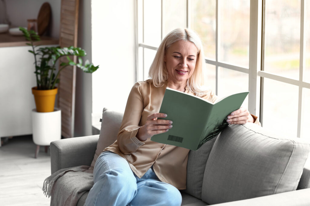 Das Bild zeigt eine weibliche Person, die eine Zeitschrift liest.