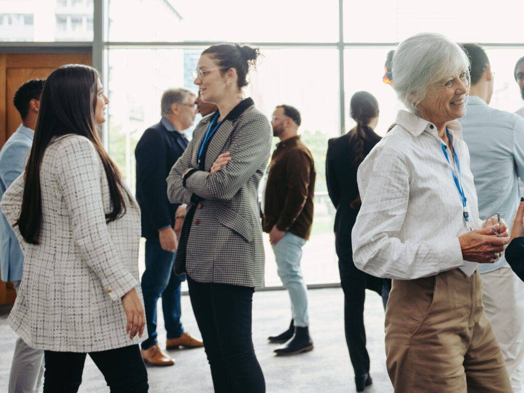 Das Bild stellt eine Menschengruppe dar, die sich über Gespräche verbindet.