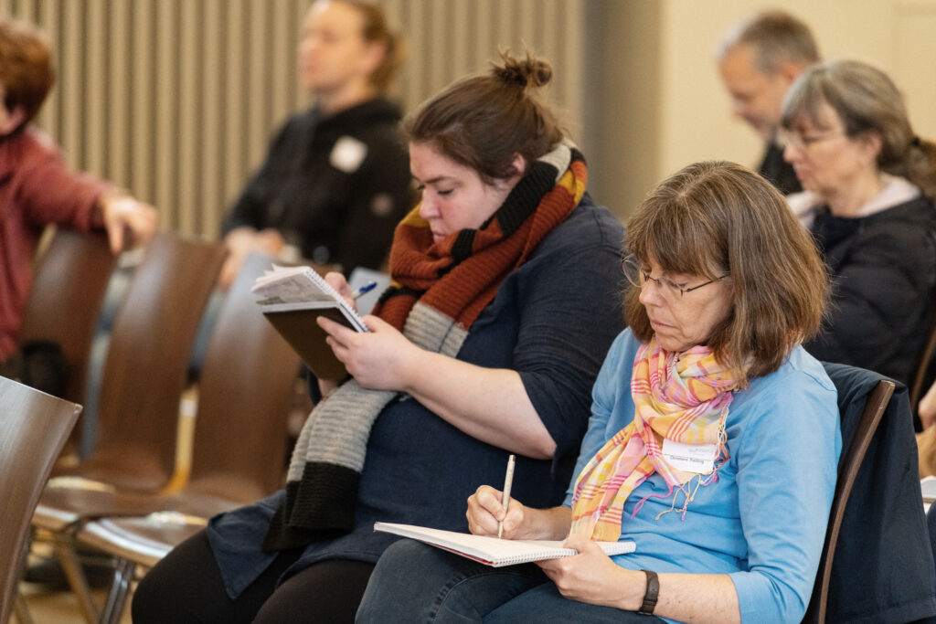 Das Bild zeigt Publikum einer DGS-Tagung.