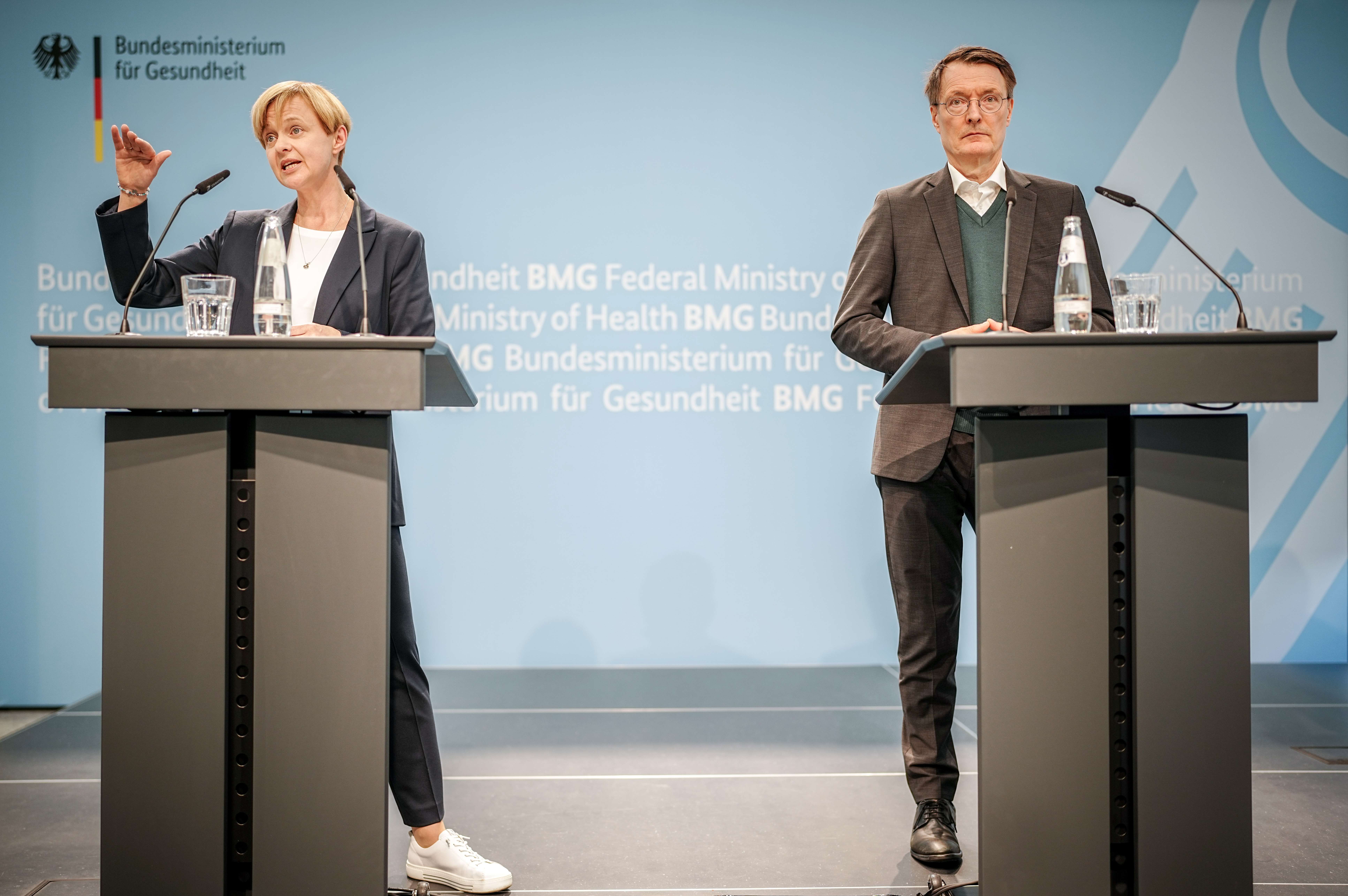 Karl Lauterbach (SPD), Bundesminister für Gesundheit, stellt mit Ute Lewitzka, Vorstandsvorsitzende der Deutschen Gesellschaft für Suizidprävention, die Nationale Suizidpräventionsstrategie der Bundesregierung vor.